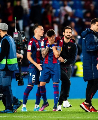 Plantilla, club y cuerpo técnico arropan a Morales tras su fallo
