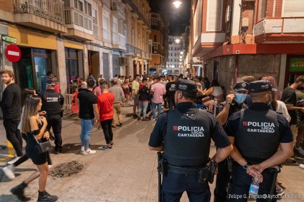 Los botelleos se saldan con más de 220 sanciones en Cartagena el mes de marzo por consumir alcohol en la calle