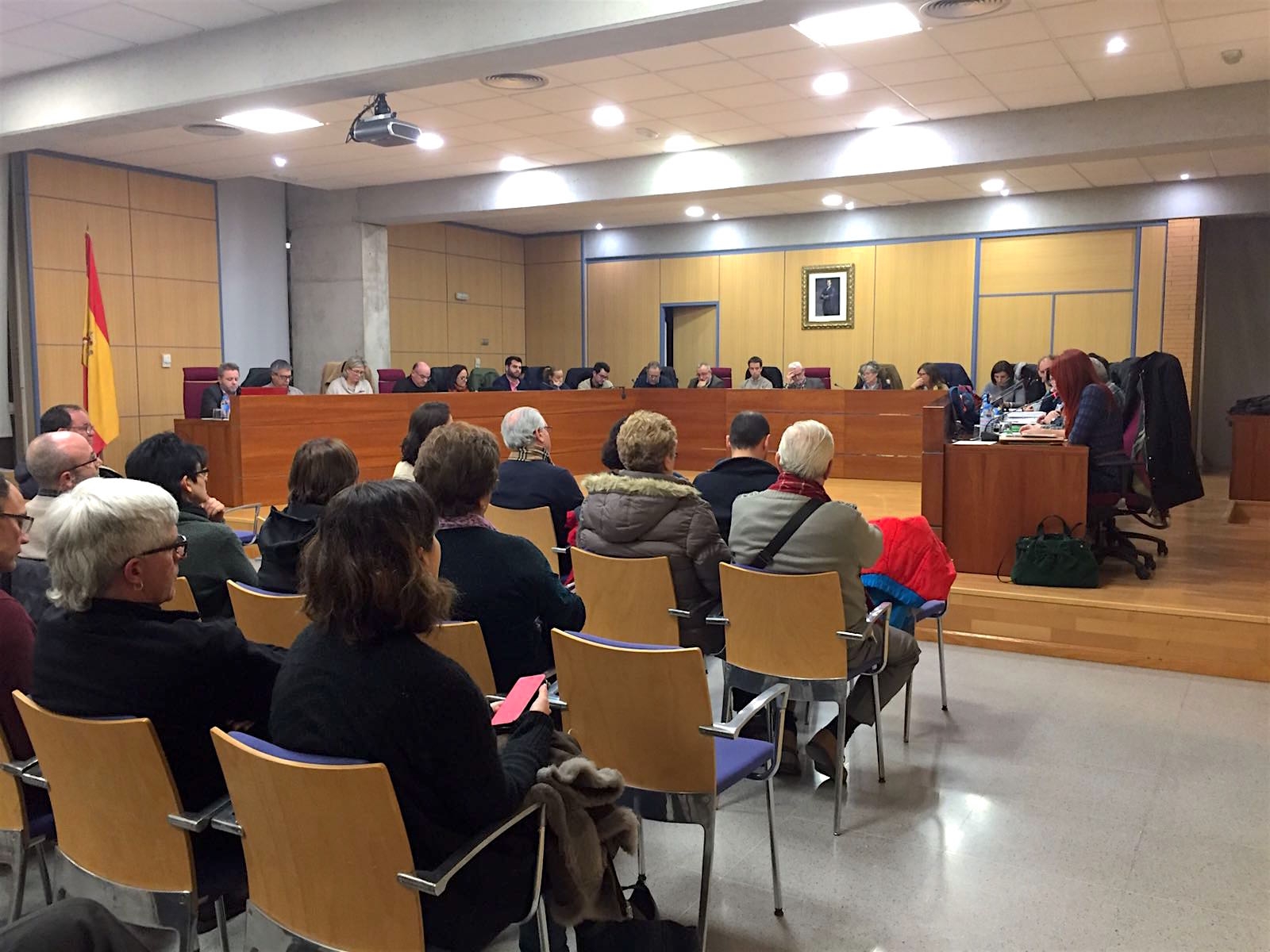 Imagen del agrio pleno del Ayuntamiento de Alboraia celebrado ayer en el que el Marenostrum centró las atenciones dentro y fuera de la sala - 