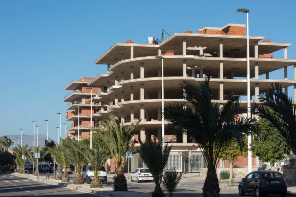 La construcción de vivienda se desinfla en Elche desde 2021, la Vega Baja se dispara y Alicante crece