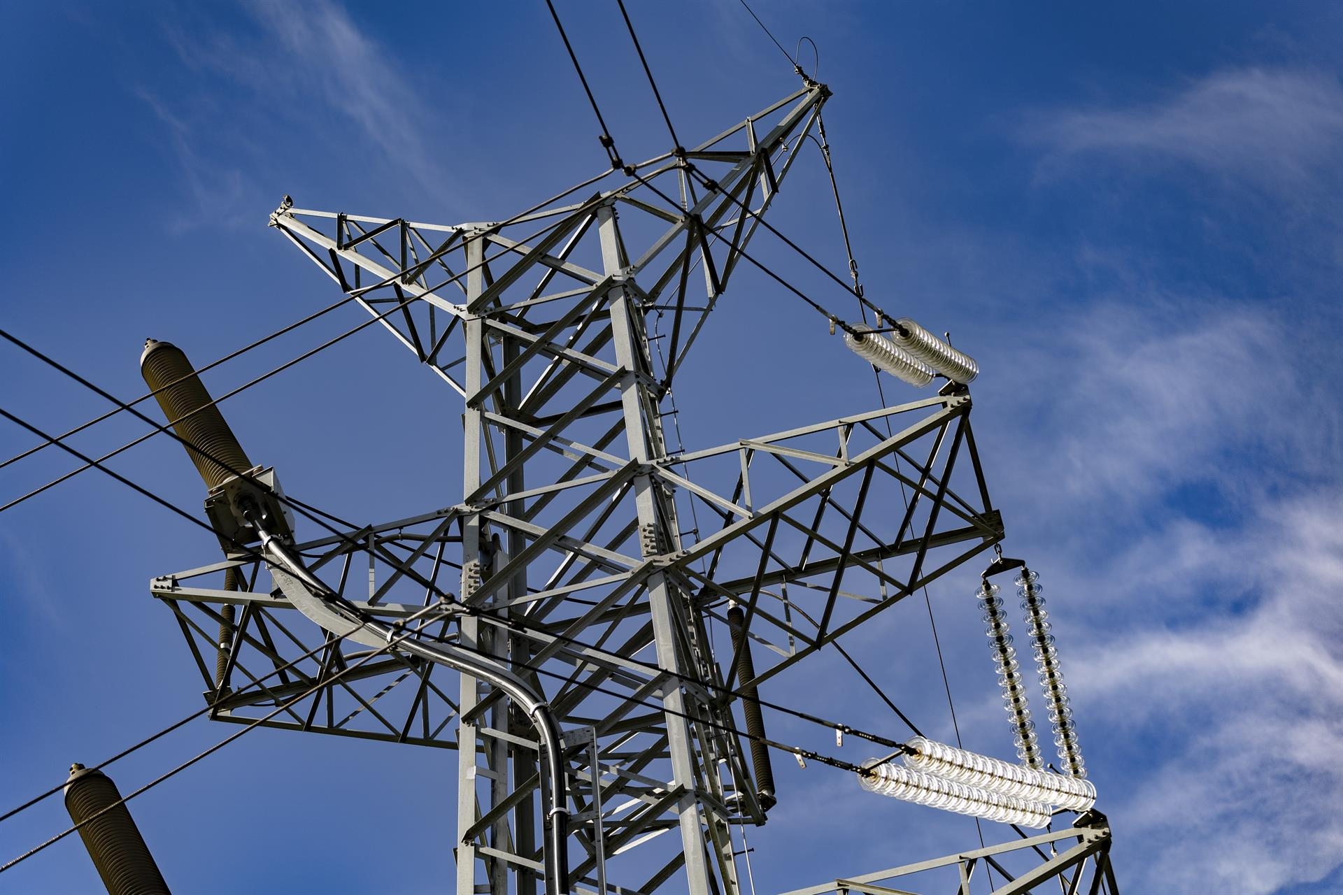 El precio de la luz subirá un 28% este viernes y volverá a superar los 200 euros/MWh
