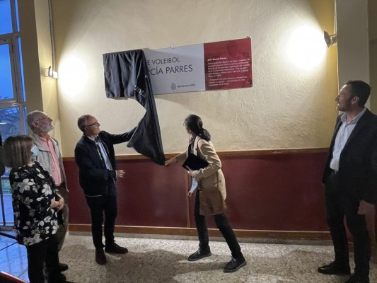 Emotivo homenaje a Pepe Parres, uno de los principales impulsores del voleibol en Elche