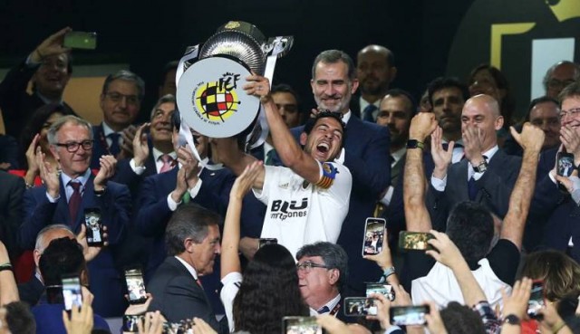 De Juan Ramón a Parejo, capitanes que levantaron la copa para el Valencia