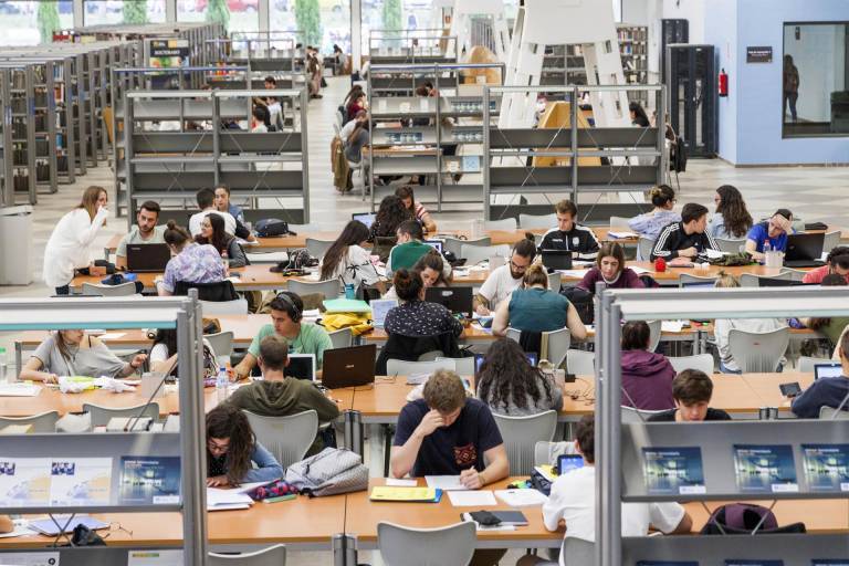 La Generalitat abona las becas de estudiantes a las universidades 689 días después del inicio del curso