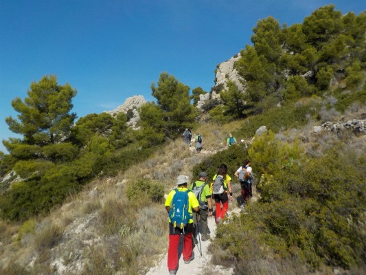Los podólogos aconsejan llevar un calzado que proteja los pies para evitar las 