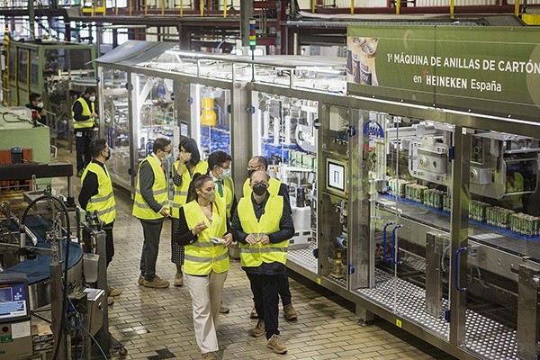 La fábrica valenciana de Heineken España, pionera en la compañía en la sustitución de las anillas de plástico 