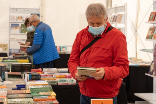 De las floristerías de Sant Joan a las librerías locales: una rosa por comprar un libro en Sant Jordi