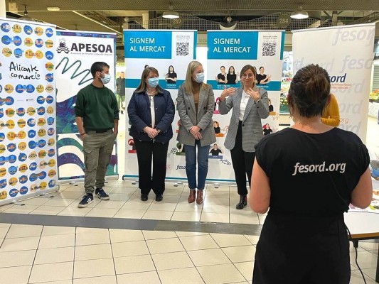 Alicante activa una campaña para facilitar las compras a los sordos en el Mercado Central