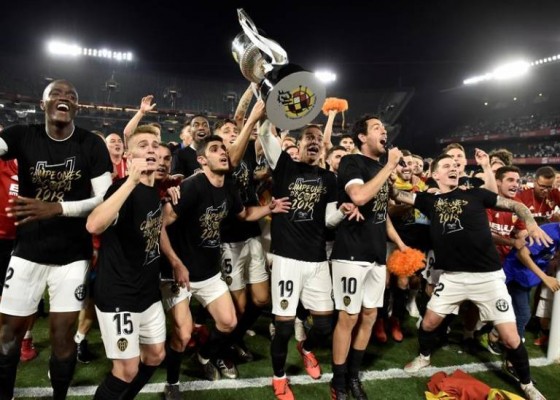 El Valencia aspira a ser el segundo club con más títulos coperos del siglo
