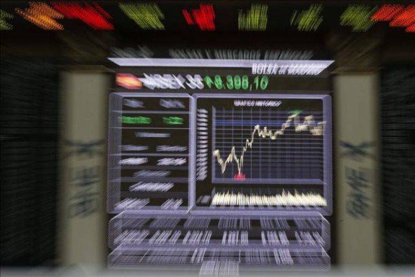 El rebote de la banca lleva al Ibex 35 a ampliar sus ganancias a media sesión