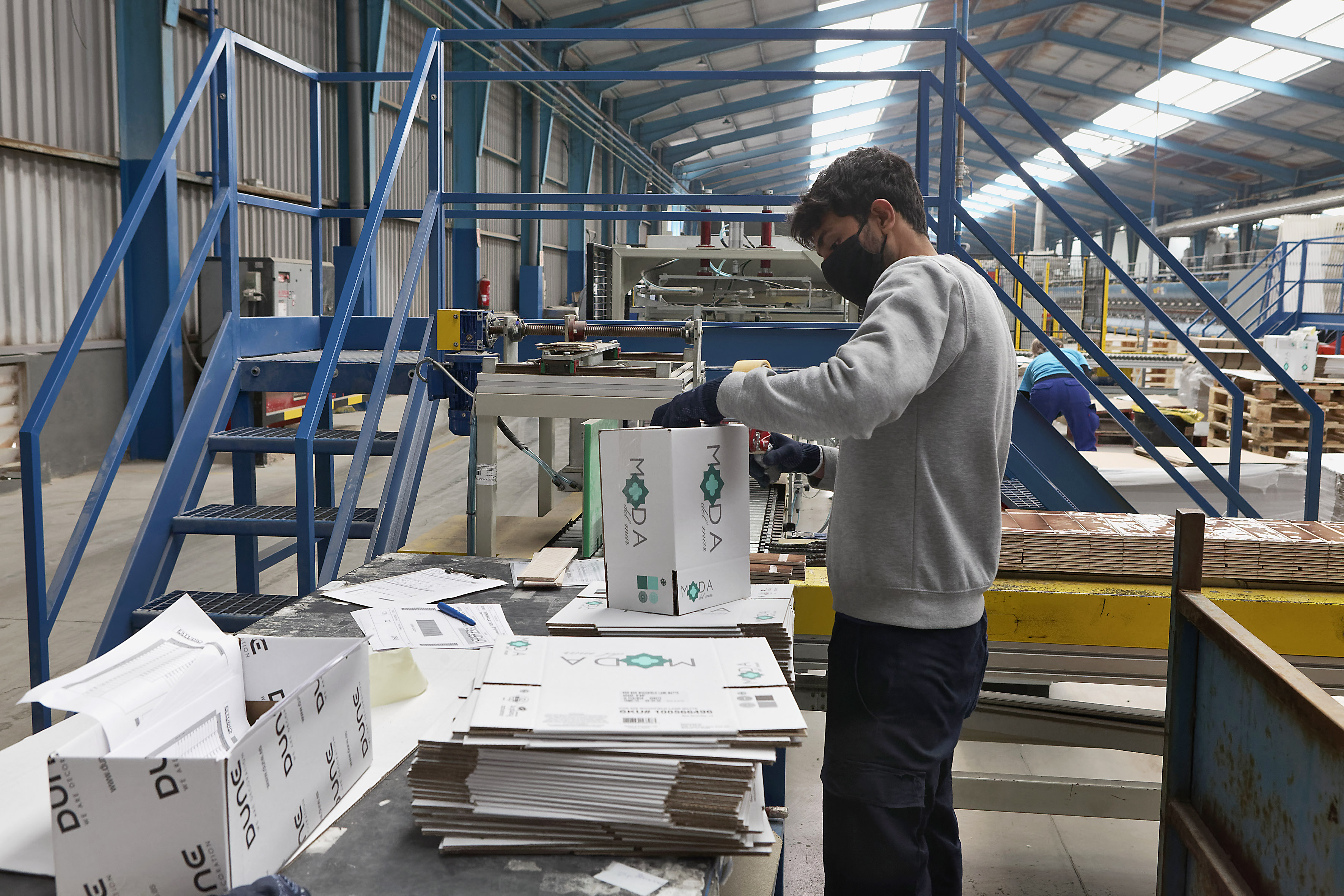 La exportación de azulejo sigue al alza por el aumento de precio, pero ya cae en tonelaje