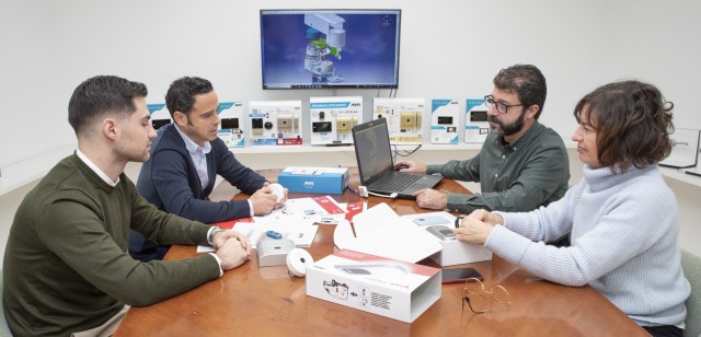 La firma AYR de Ibi crea la primera cerradura inteligente del mercado para vehículos comerciales