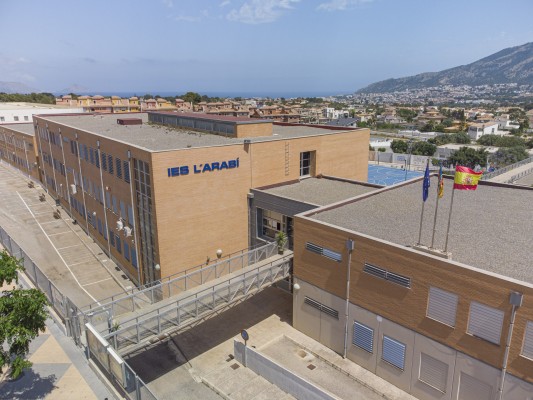 L’Alfàs amplía su oferta educativa con cuatro nuevos ciclos formativos de Sanidad e Informática en el IES L’Arabí 
