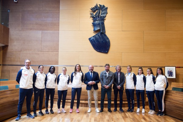 Las atletas del Valencia Club Atletismo visitan la Diputació 


