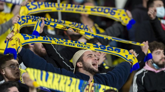 Aficionados del Villarreal, desesperados por hacerse el pasaporte para viajar a Liverpool