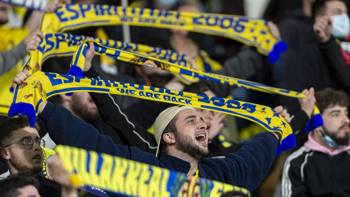 Aficionados del Villarreal, desesperados por hacerse el pasaporte para viajar a Liverpool