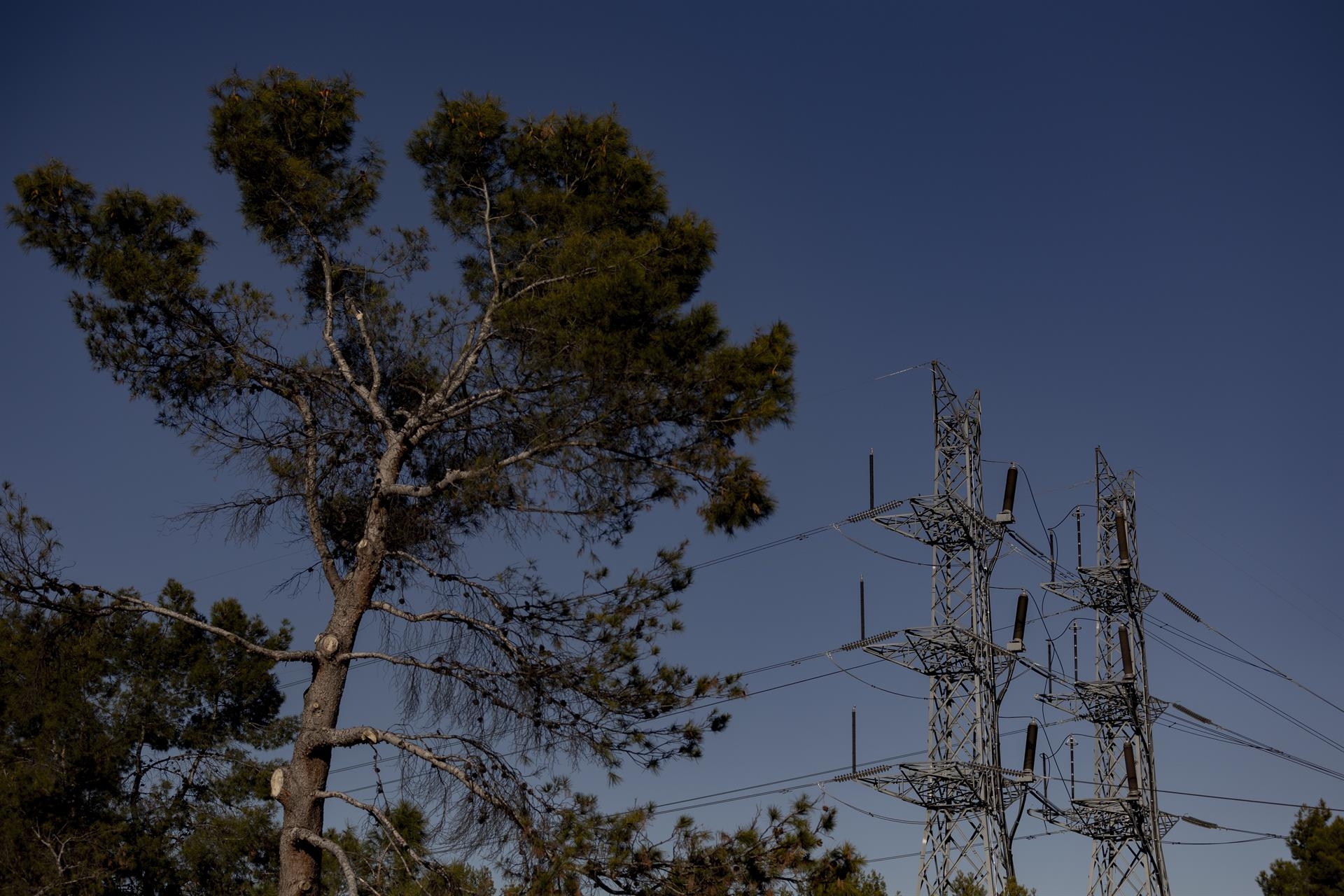 El precio de la luz se desploma este miércoles un 24% y cae a un nuevo mínimo anual con 85,19 euros/MWh