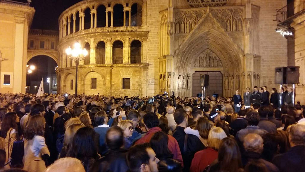 Concentración silenciosa en la Plaza de la Virgen - 