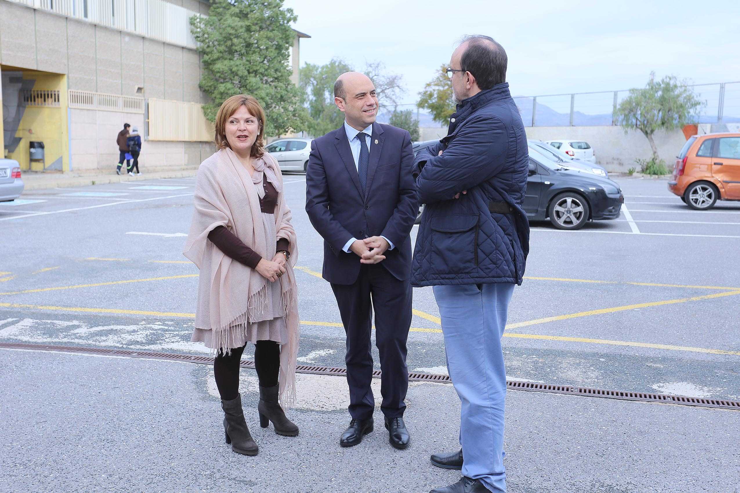 El alcalde, Gabriel Echávarri, en su visita a la Escuela de Arte y Diseño. Foto: AP - 