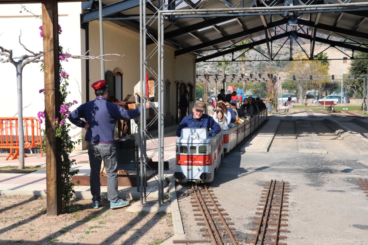 Benicàssim acull a un centenar d'aficionats del modelisme tripulat en la Festa del Tren