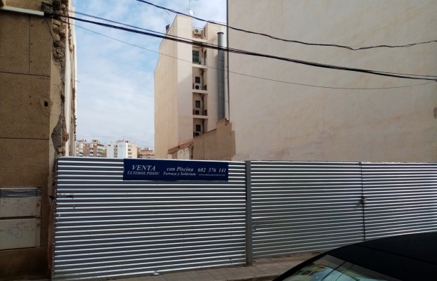 Impulsan dos edificios junto a las vías en Alicante en busca de que el futuro parque las revalorice