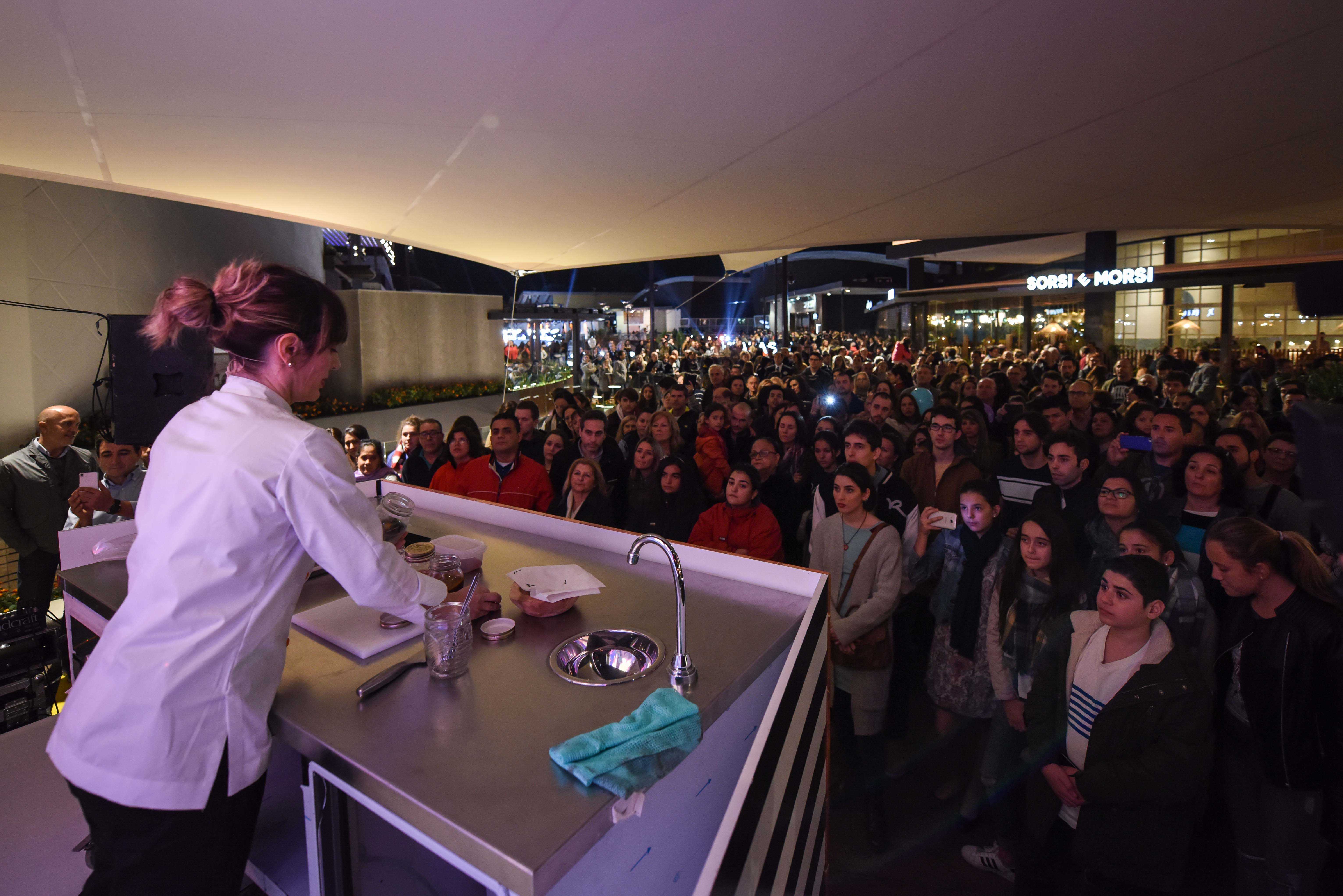 Showcooking de Begoña Rodrigo durante la inauguración de Las Terrazas de Bonaire en noviembre. Foto: DIEGO PUERTA - 