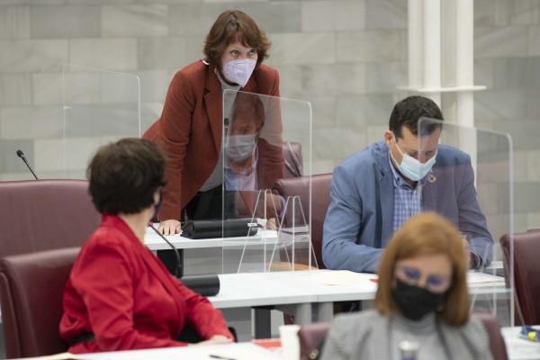 ¿Un 'caso Almeida' en la Región? Podemos exige que se revisen todos los contratos firmados en pandemia 