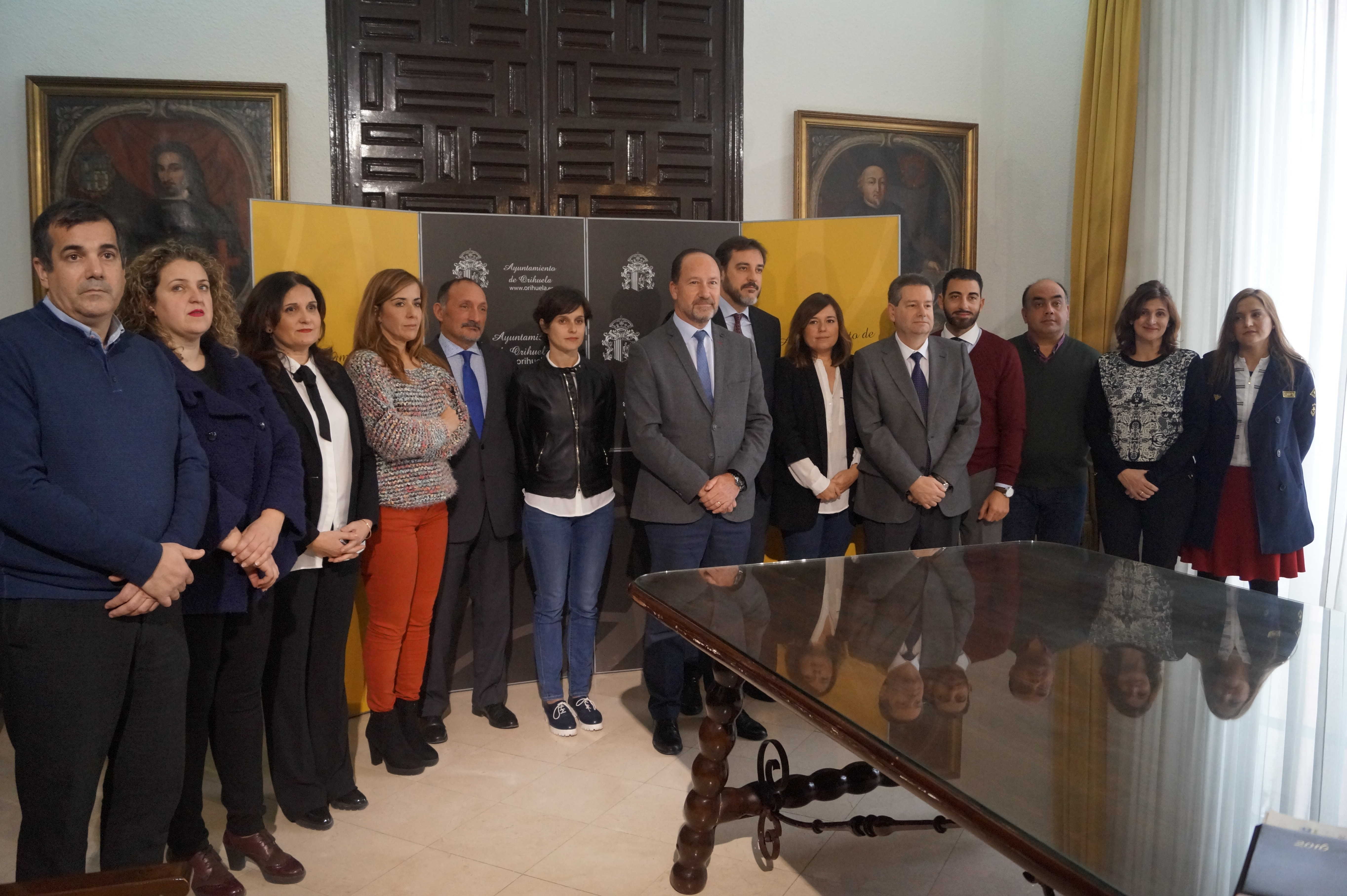 Los concejales del equipo de gobierno del PP y Ciudadanos, este martes, cuando han escenificado el pacto. Foto AP - 