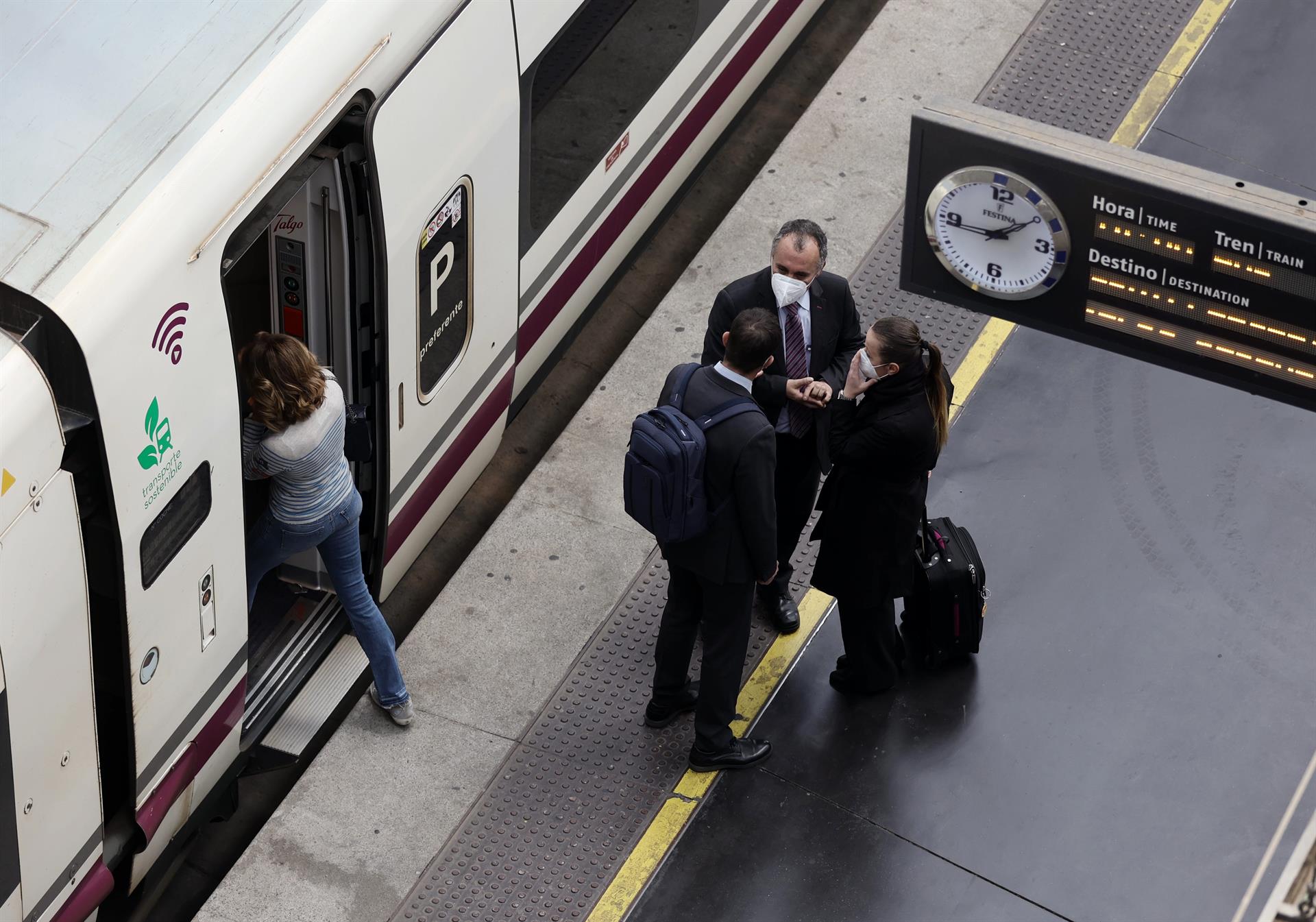 Renfe instala más de 600 desfibriladores en su flota con una inversión de tres millones de euros