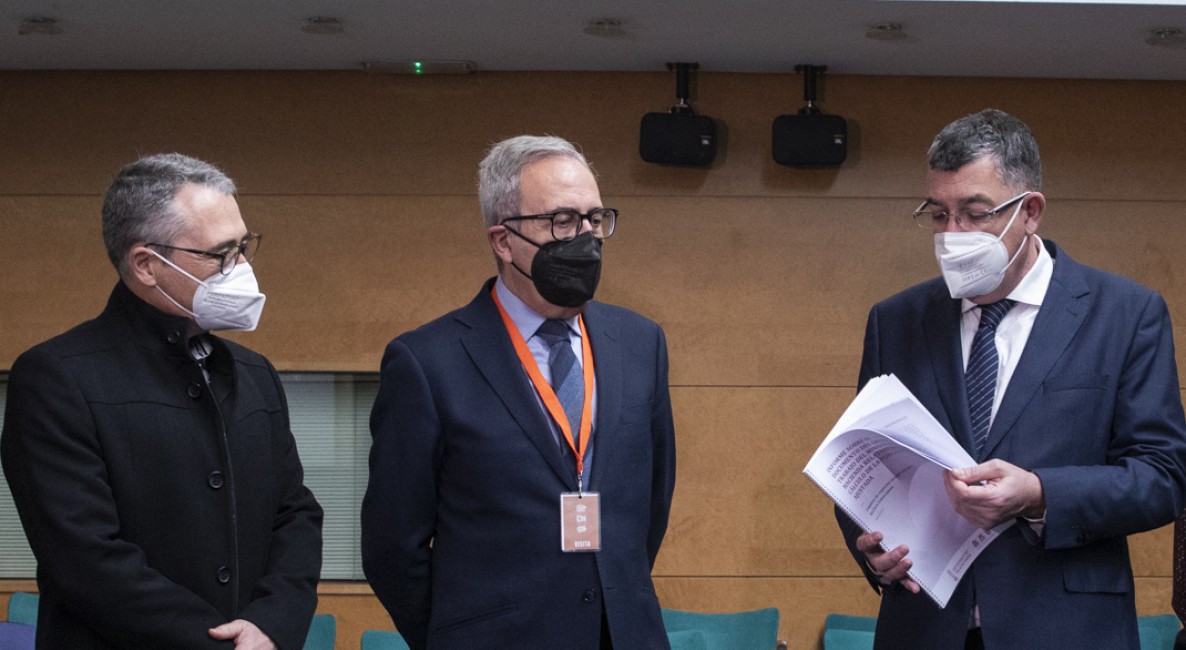 Vicent Cucarella y Francisco Pérez, con el presidente de Les Corts, Enric Morera. Foto: EVA MÁÑEZ - 