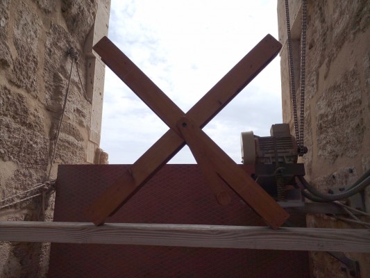 Los toques de matraca acompañan por primera vez el Via Crucis en la iglesia de Santa Catalina