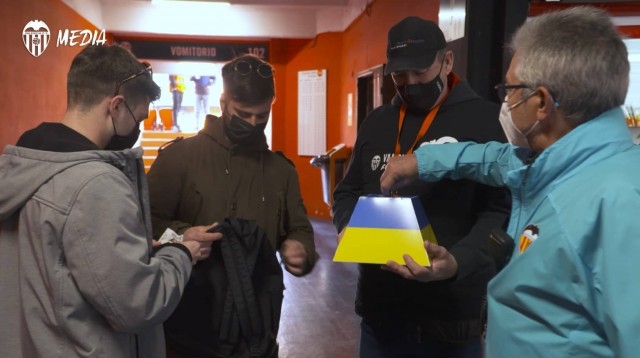 Donativos para Ucrania en los prolegómenos del Valencia CF - CA Osasuna