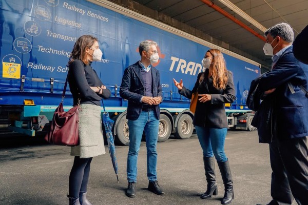 La Generalitat prepara la logística para transportar por tren cien toneladas de material humanitario
