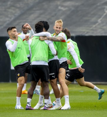 Maxi Gómez y Paulista entrenan al margen antes del partido ante Osasuna