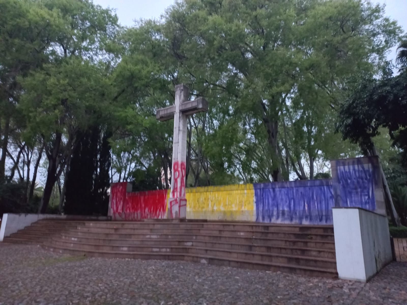 Las BAF pintan con la bandera republicana la cruz de Ribalta de Castelló en un nuevo acto vandálico