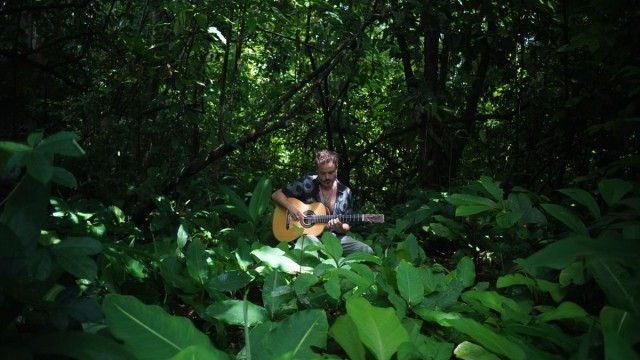 El Twanguero y el viaje de ayahuasca que le llevó a grabar a una jungla de Costa Rica

