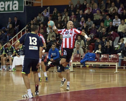 El Helvetia Anaitasuna asalta la cancha de un débil Fertiberia