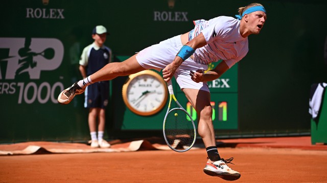 Djokovic se estrella ante Davidovich en su regreso
