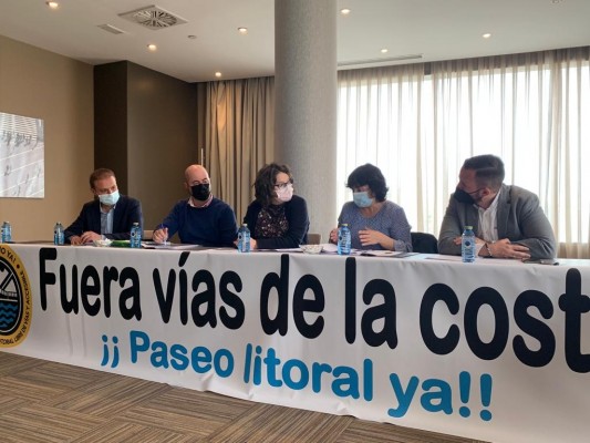 Los vecinos avivan la reivindicación de inversiones de Adif con una cadena humana en el Puerto