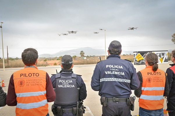 Prueban en València el primer vuelo masivo y simultáneo de drones en Europa
