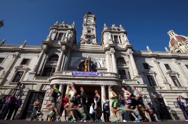 El keniata Mwangangi vuela sobre Valencia