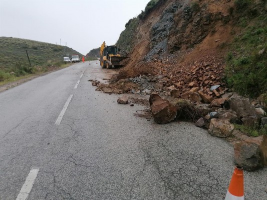 Retiran desprendimientos causados por las lluvias en la vía que comunica Cartagena y Mazarrón