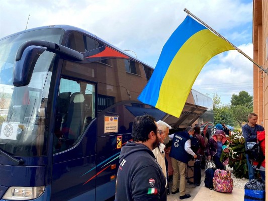 Llega un bus con 50 refugiados a Paterna y otros dos parten de Polonia hacia Alicante y Barcelona
