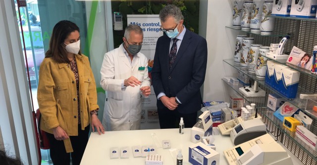 Las farmacias de la Región ya pueden realizar test rápidos y emitir el certificado covid si es negativo