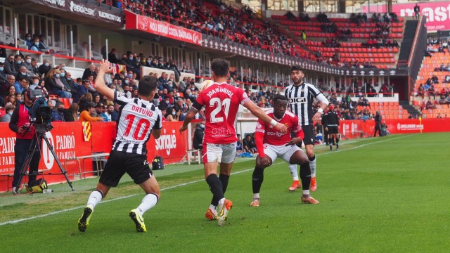 El Nàstic aprovecha los errores defensivos del CD Castellón y le aleja de la pelea por el play off