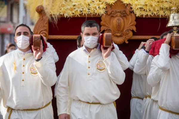 Expertos sanitarios recomiendan llevar la mascarilla 