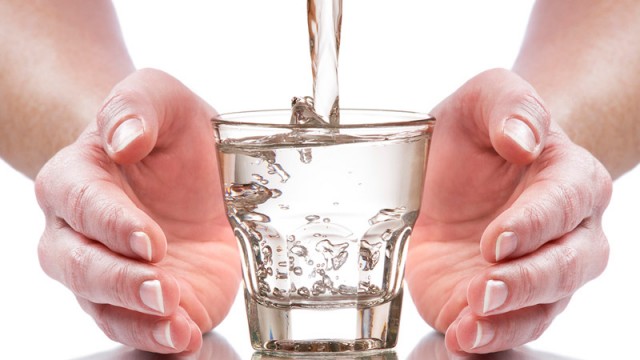Experto recuerda la importancia de hidratarse en invierno para evitar problemas de salud