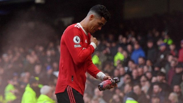 Cristiano pide perdón por tirar al suelo el móvil de un aficionado