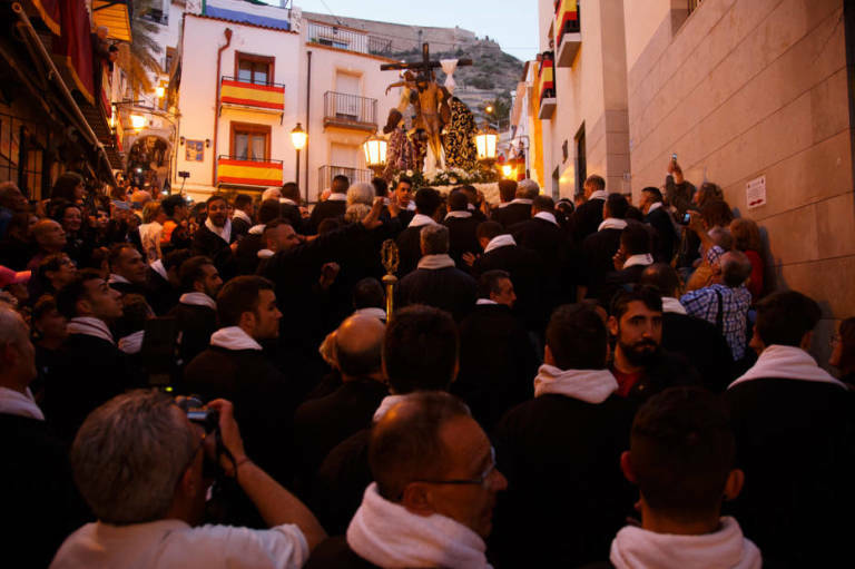 Procesión de Santa Cruz en Alicante, una de las que retransmitirá À Punt. Foto: AP - 
