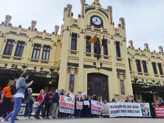 Una protesta en la Estación del Norte denuncia el cierre de línea Utiel-Cuenca-Aranjuez